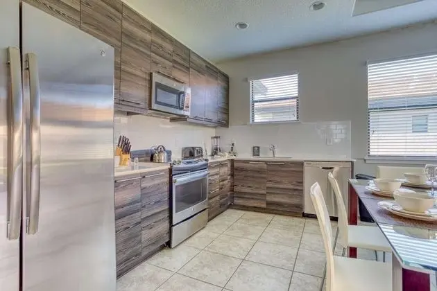 Ev (172 Balmoral)