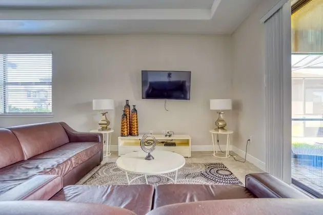Ev (172 Balmoral)