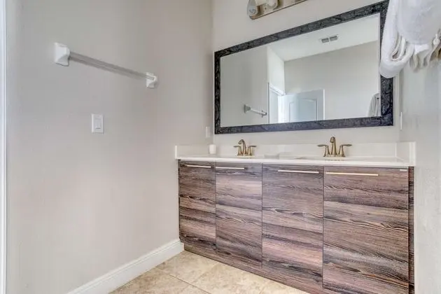 Ev (172 Balmoral)