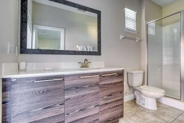 Ev (172 Balmoral)