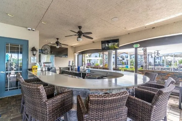 Ev (172 Balmoral)