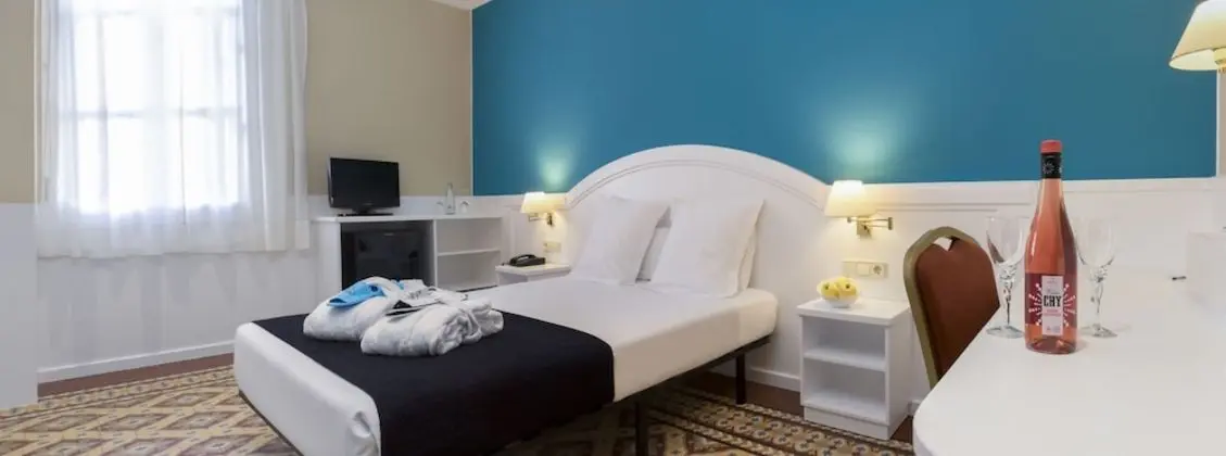 Tek Büyük veya İki Ayrı Yataklı Oda (Interior)