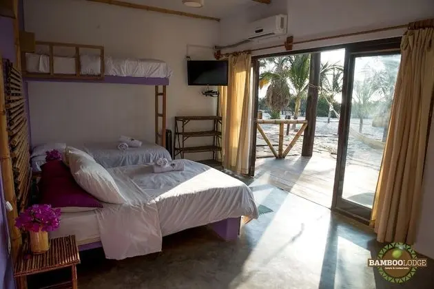 Tek Büyük veya İki Ayrı Yataklı Oda, Plaj Manzaralı