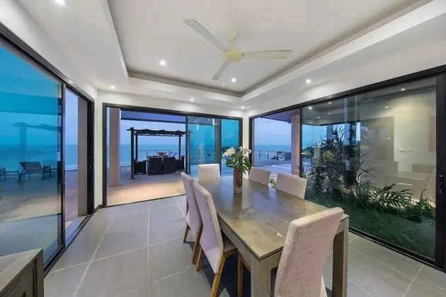 4 Bedrooms Villa