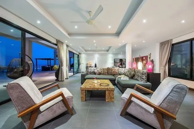 4 Bedrooms Villa
