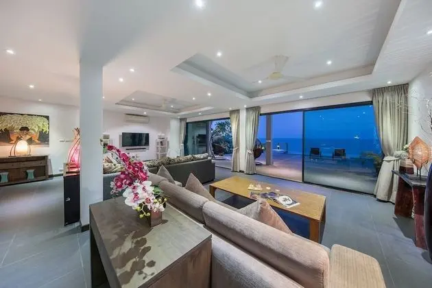 4 Bedrooms Villa