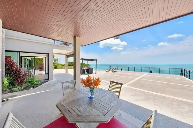 4 Bedrooms Villa