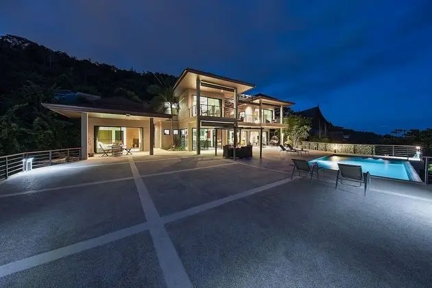 4 Bedrooms Villa