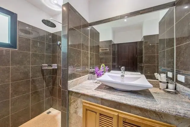 4 Bedrooms Villa