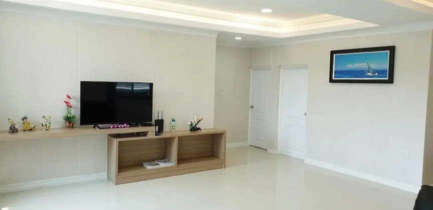 4 Bedrooms House