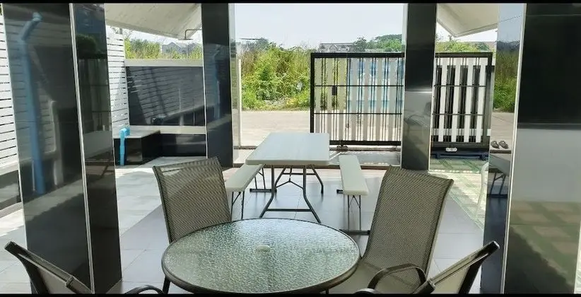 4 Bedrooms House