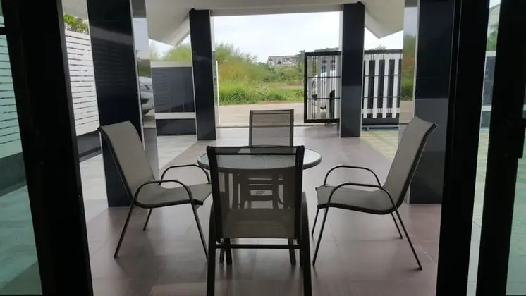 4 Bedrooms House