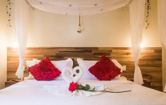 Bungalov, Havuz Kenarı (Lula)