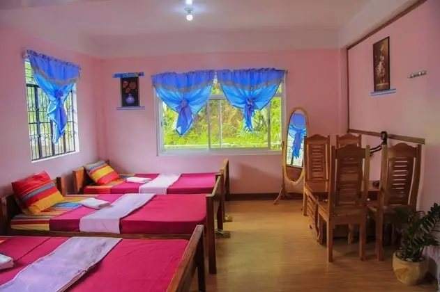 Family Oda, Ortak Banyo (4 Single Beds)