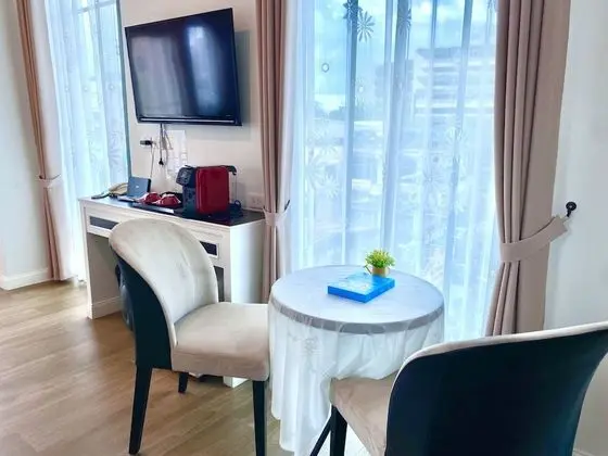 Superior Queen Room with Pool View