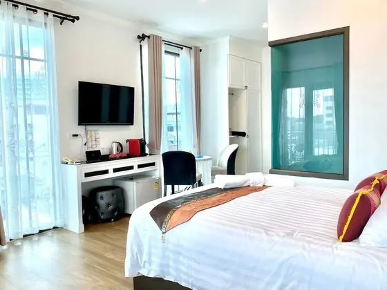 Superior Queen Room with Pool View