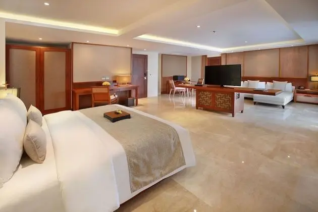 Triple Deluxe Suite with Spa Bath