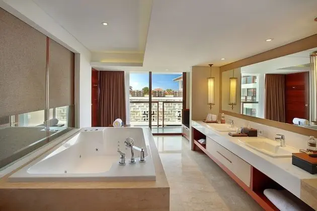 Triple Deluxe Suite with Spa Bath