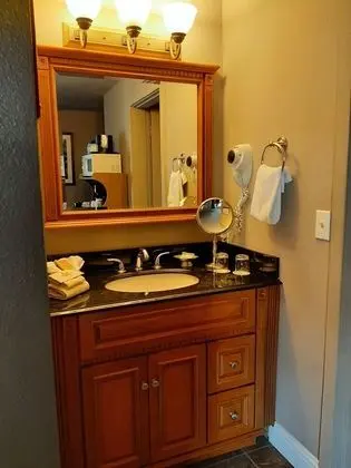 Standard Oda, 1 Büyük (Queen) Boy Yatak (42 Walk In Economy - Non-Pet)