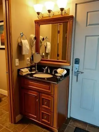 Standard Oda, 1 En Büyük (King) Boy Yatak, Koy Manzaralı (East King - Non-Pet)