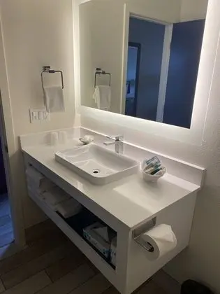 Standard Oda, 1 En Büyük (King) Boy Yatak, Koy Manzaralı (East King - Non-Pet)