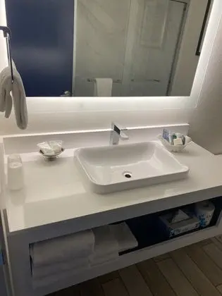 Standard Oda, 1 En Büyük (King) Boy Yatak, Koy Manzaralı (East King - Non-Pet)