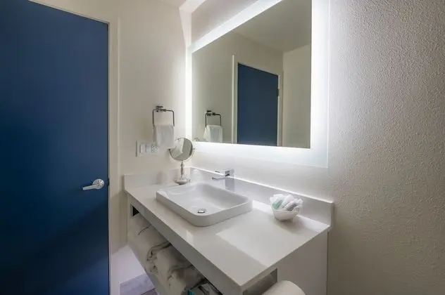 Standard Oda, 1 En Büyük (King) Boy Yatak, Koy Manzaralı (East King - Non-Pet)