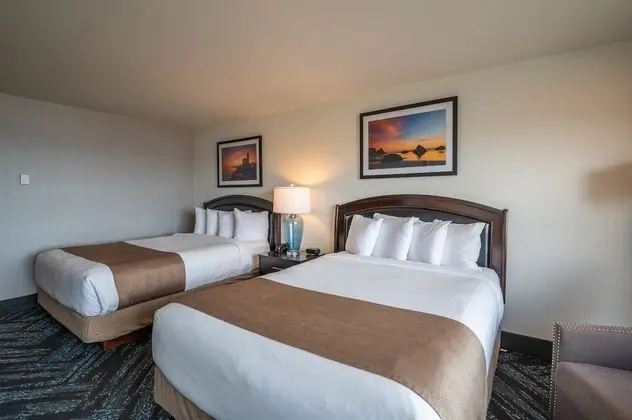 Standard Oda, 2 Büyük (Queen) Boy Yatak (East Two Queen - Non-Pet)