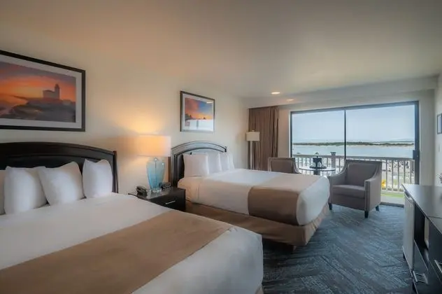 Standard Oda, 2 Büyük (Queen) Boy Yatak (East Two Queen - Non-Pet)