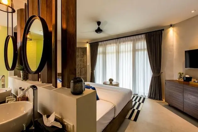 Ravenala Pool Access Room
