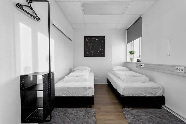 İki Ayrı Yataklı Oda, Ortak Banyo