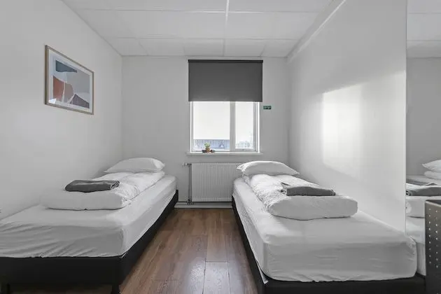 İki Ayrı Yataklı Oda, Ortak Banyo