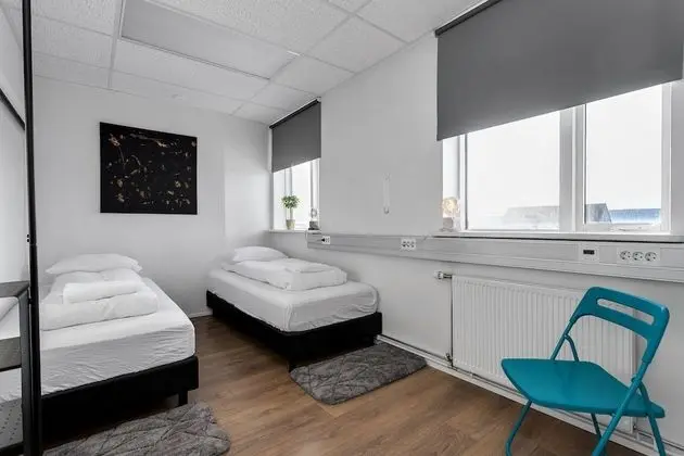 İki Ayrı Yataklı Oda, Ortak Banyo