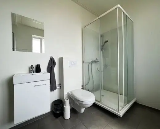 İki Ayrı Yataklı Oda, Ortak Banyo