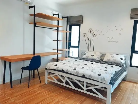 5 Bedrooms House