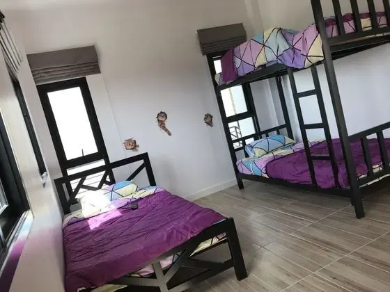 5 Bedrooms House