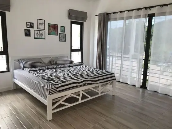 5 Bedrooms House