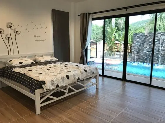 5 Bedrooms House