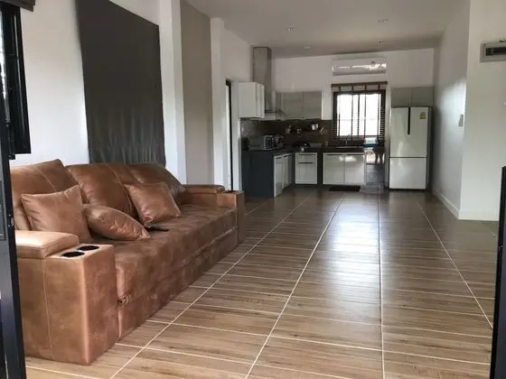 5 Bedrooms House