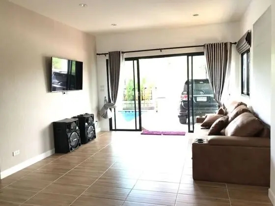 5 Bedrooms House