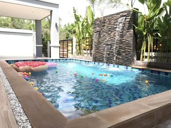 5 Bedrooms House