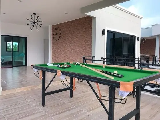 5 Bedrooms House