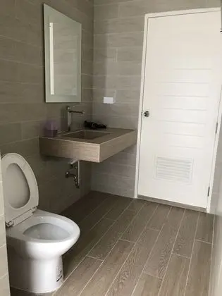 5 Bedrooms House