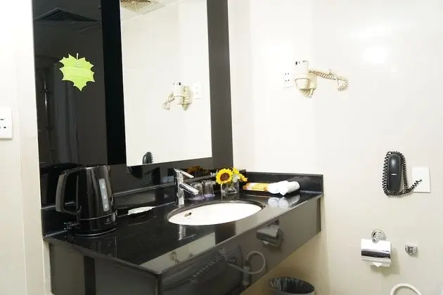 Deluxe Tek Büyük Yataklı Oda (with Window)