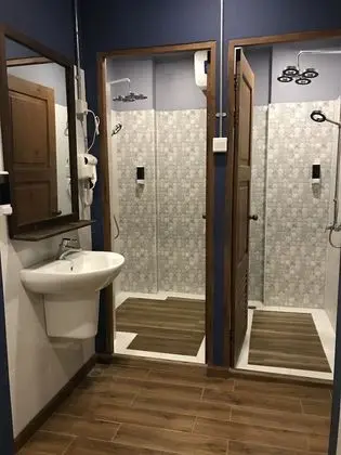 Ortak Ranzalı Oda, Sadece kadınlar için, Ortak Banyo
