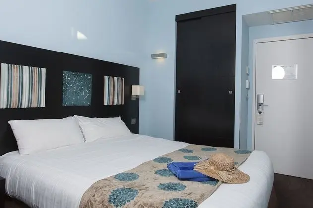 Chambre Double Supérieure vue mer latérale 3ème étage