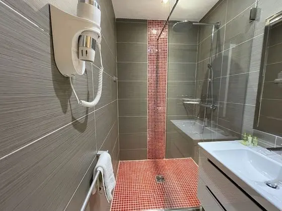 Chambre Double Supérieure vue mer latérale 3ème étage