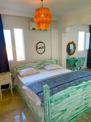 Odada 1 adet 180 cm genişliğinde çift kişilik yatak bir adette tek kişilik yatak mevcut.Arzu edilmesi durumunda 1 adet ek yatak daha ilave edilebilir