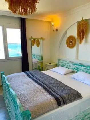 Odada bir adet 180 cm genişliğinde çift kişilik yatak bir adette tek kişilik yatak mevcuttur