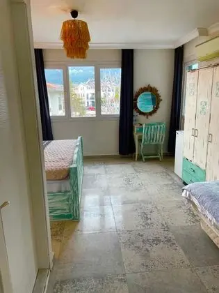 Odada bir adet 180 cm genişliğinde çift kişilik yatak bir adette tek kişilik yatak mevcuttur